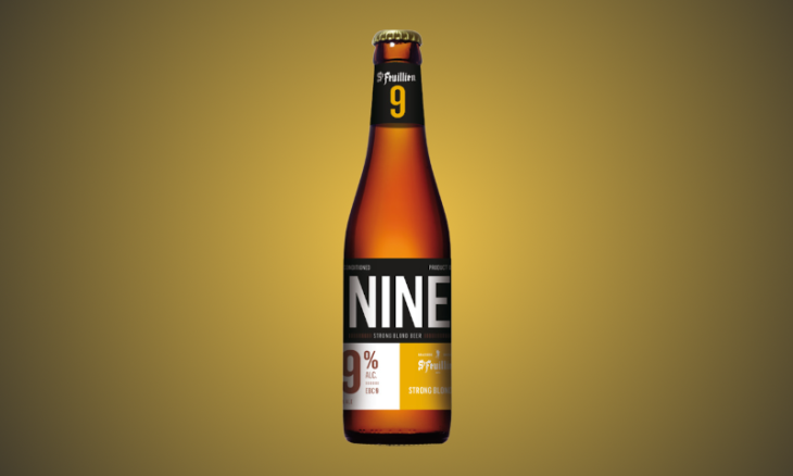 St. Feuillien 9 flesje op een achtergrond